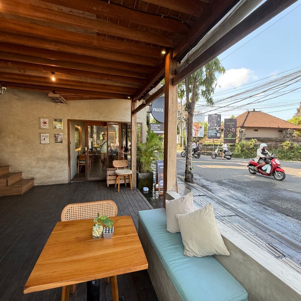 laptop-friendly-cafe-canggu-noah-cafe (5) laptop-friendly indoor and outdoor seating downstairs of NOAH Cafe