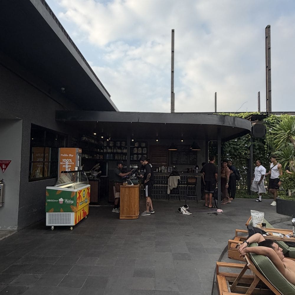 발리 짱구 헬스장 추천 - OBSIDIAN GYM BALI 외부 음식점 공간