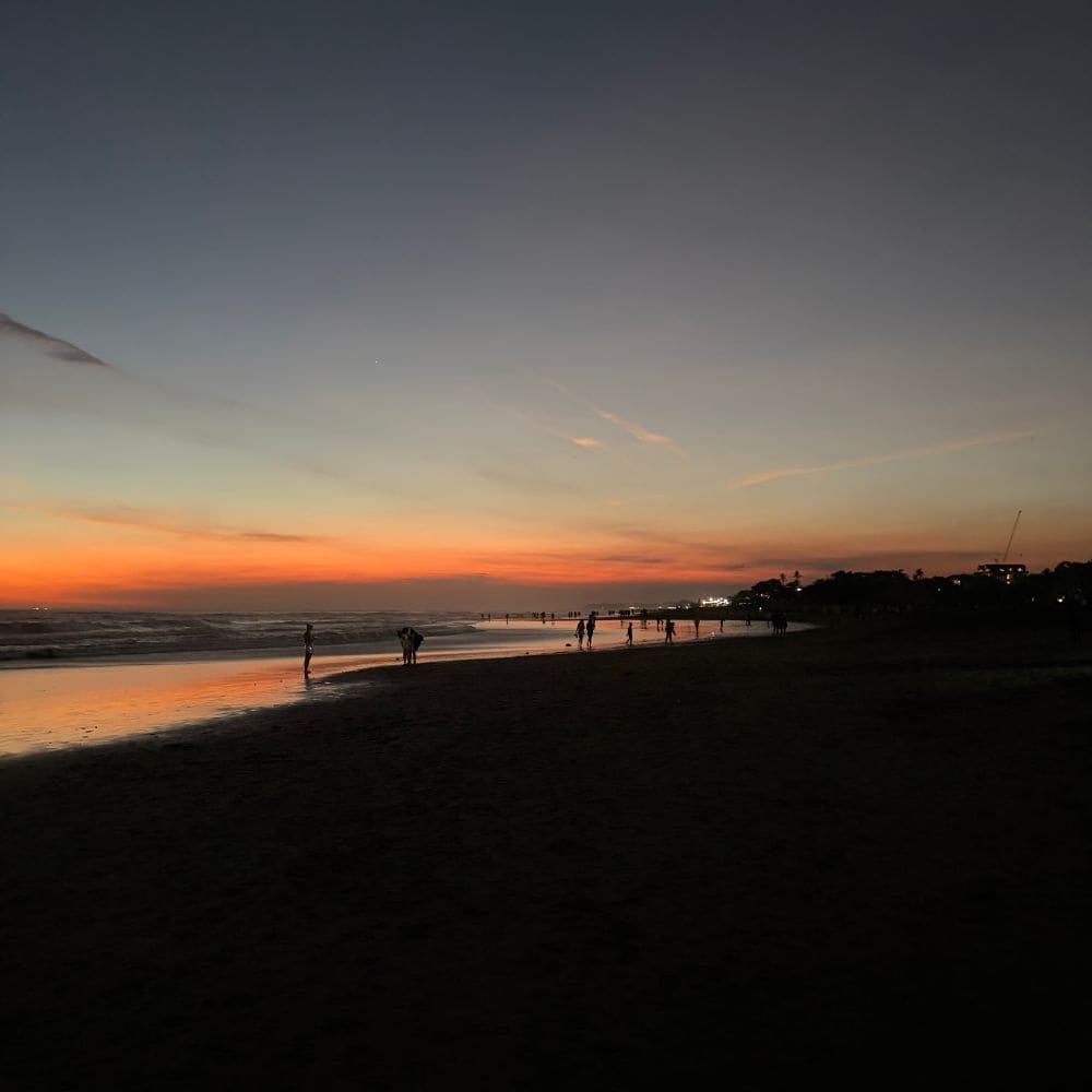 발리 짱구 논뷰 카페 추천 - 카페 근처 Berawa Beach 노을 풍경