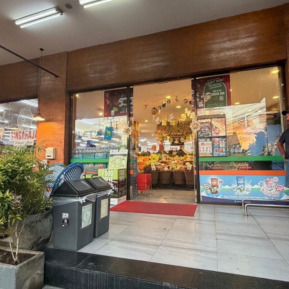 발리 짱구 마트 추천 - Pepito Market Batu Bolong 입구